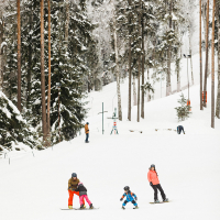Daces Alpas 4 padomi, kā izvēlēties slēpošanas un snovošanas apģērbu bez piemērīšanas
